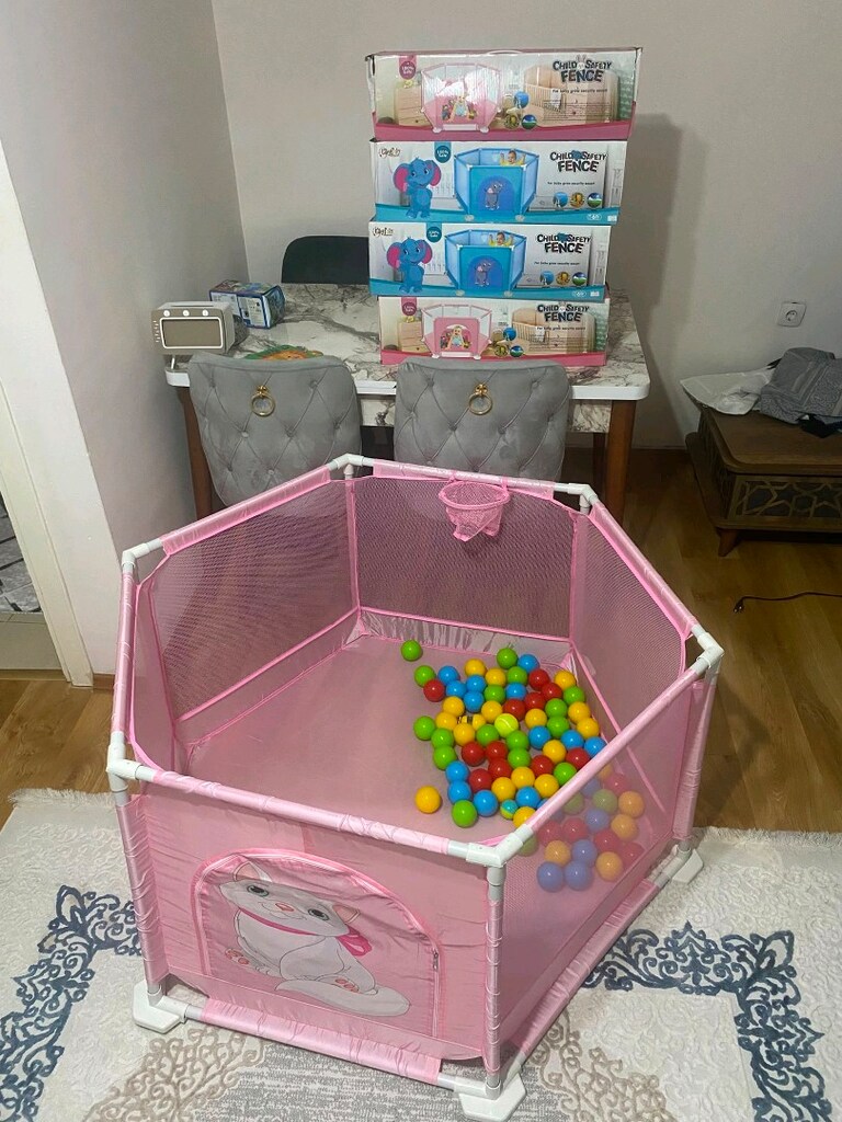 oyun parkı sıfır kutusunda kız ve erkek çocukları için iki renk vardır