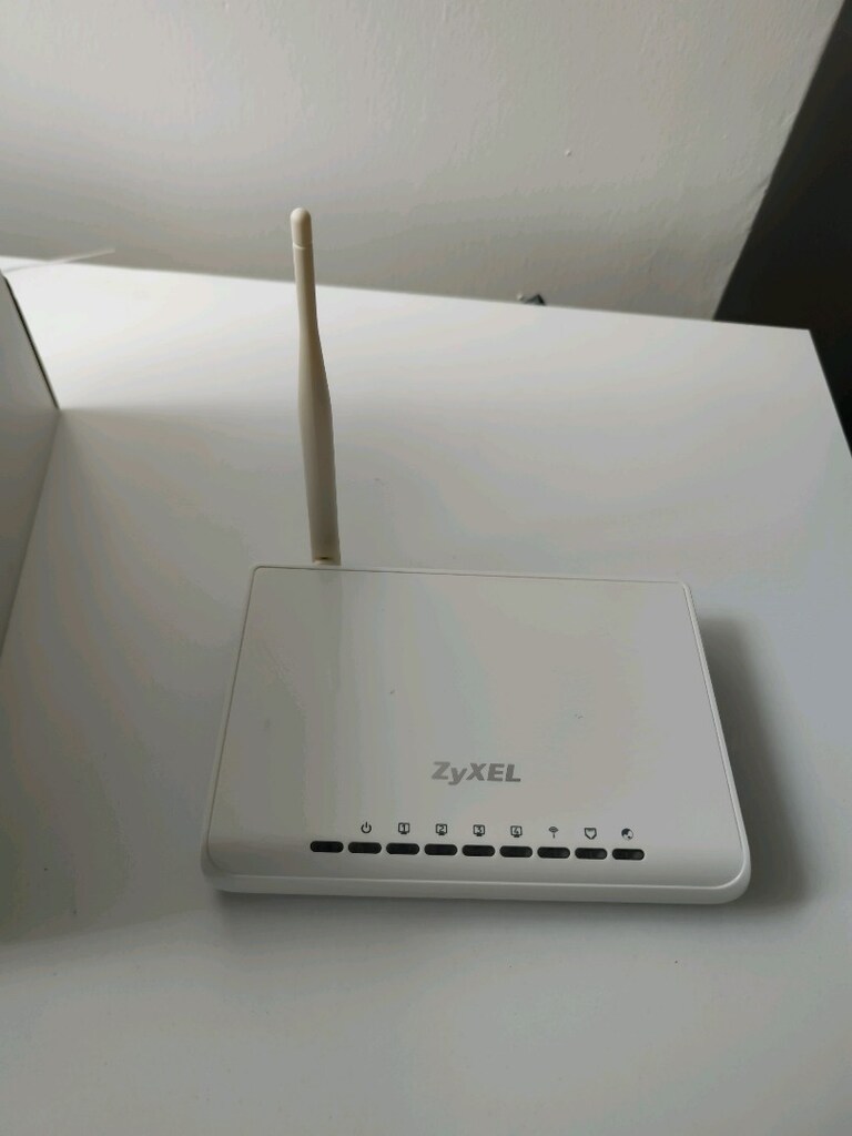 ZyXELP-660HW-T1 v3802.11g Kablosuz ADSL2+ 4-Port Modem/Router - 4
