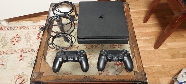PS4 Slim 1 TB Çift Kol CUH 2216b Sürümü