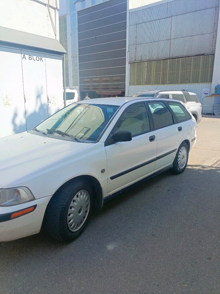 2001 model Volvo V40 - 2