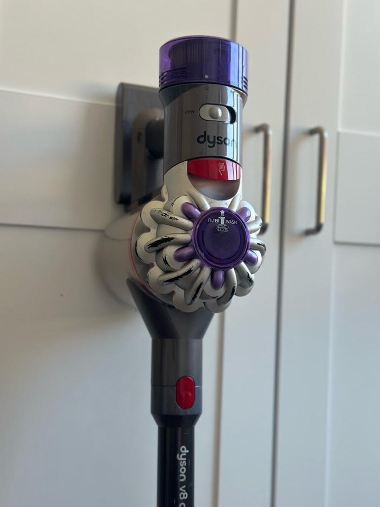 dyson v8 - 2