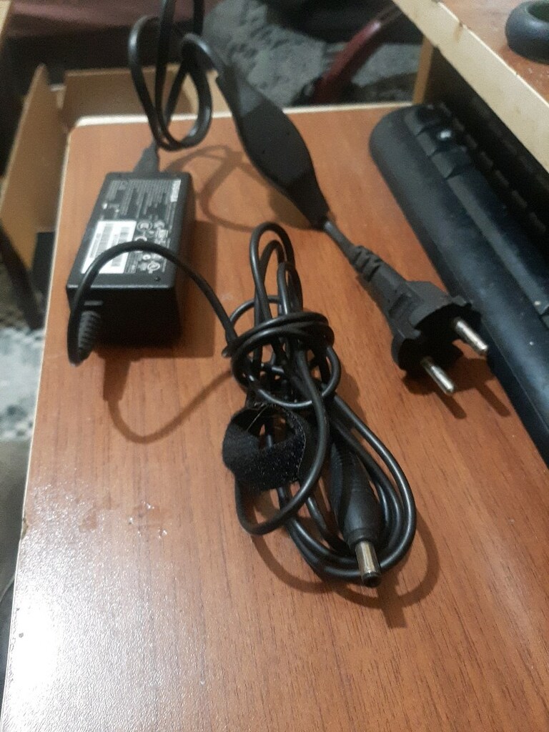 toshiba 19v 2.37a pa3822u-1aca - 4