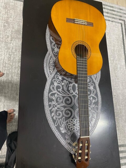 Yamaha C40 gitar ve normal gitar