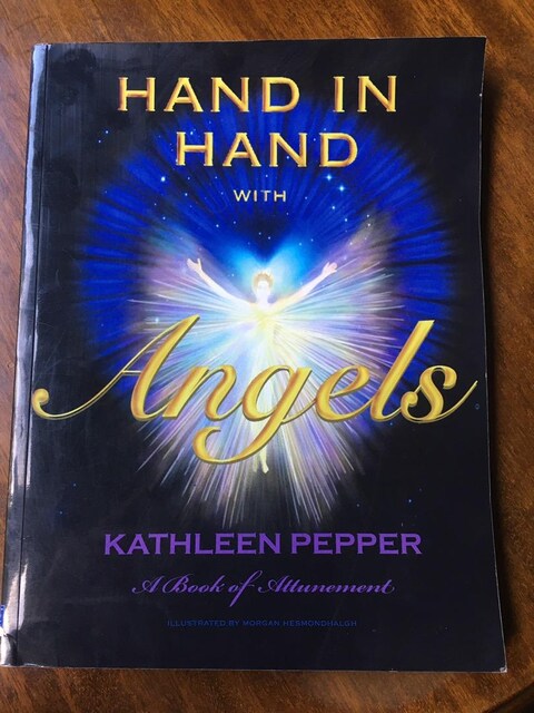 Hand in Hand with Angels / Kathleen Pepper - A Book of Attunement