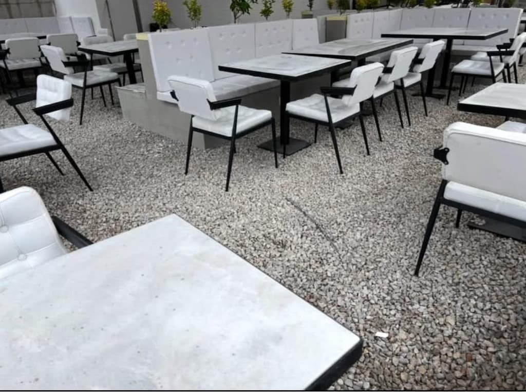 KAPANAN CAFEDEN KALAN MERMER MASALAR VE 146 ADET TAKIM SANDALYE - 6