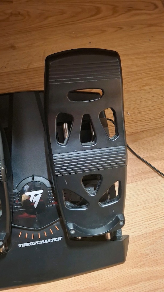 Logitech G Flight Yoke System + Thrustmaster TFRP Rudder Pedal - 9