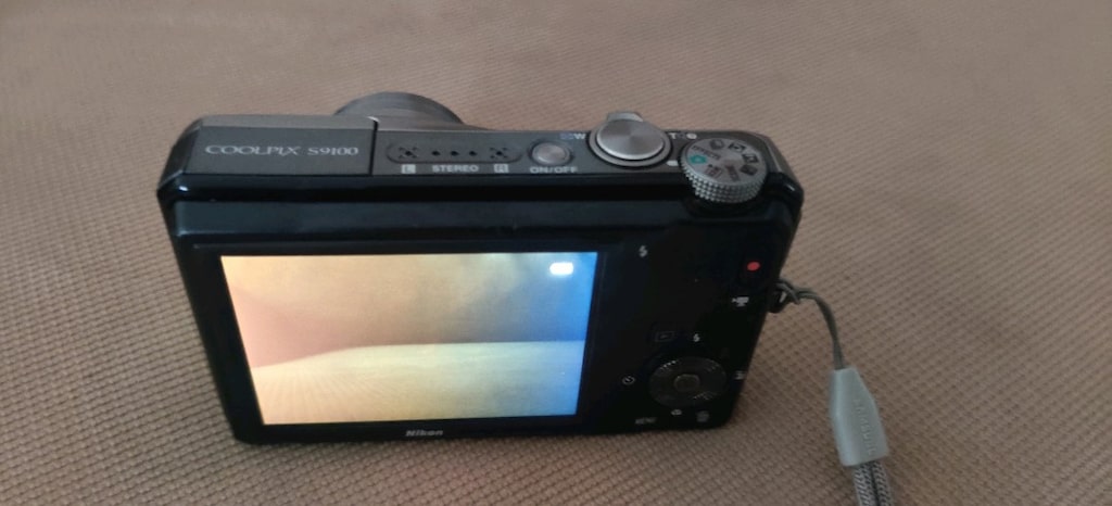 Nikon Coolpix S9100 model gümüş renkli fotoğraf makinesi. - 11