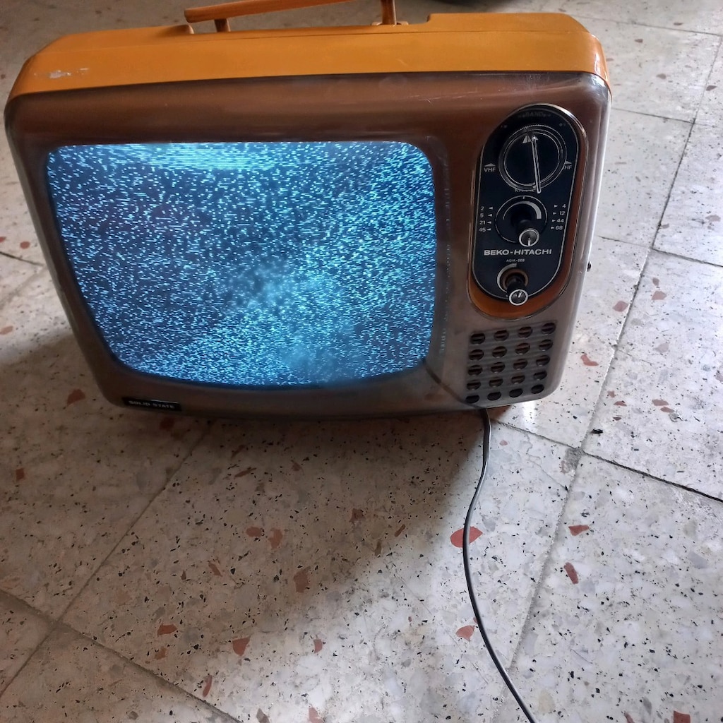 turuncu siyah beyaz tv - 9