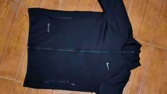 #Nike likralı sweat mont..Yaka içte ufak pamuklanma.