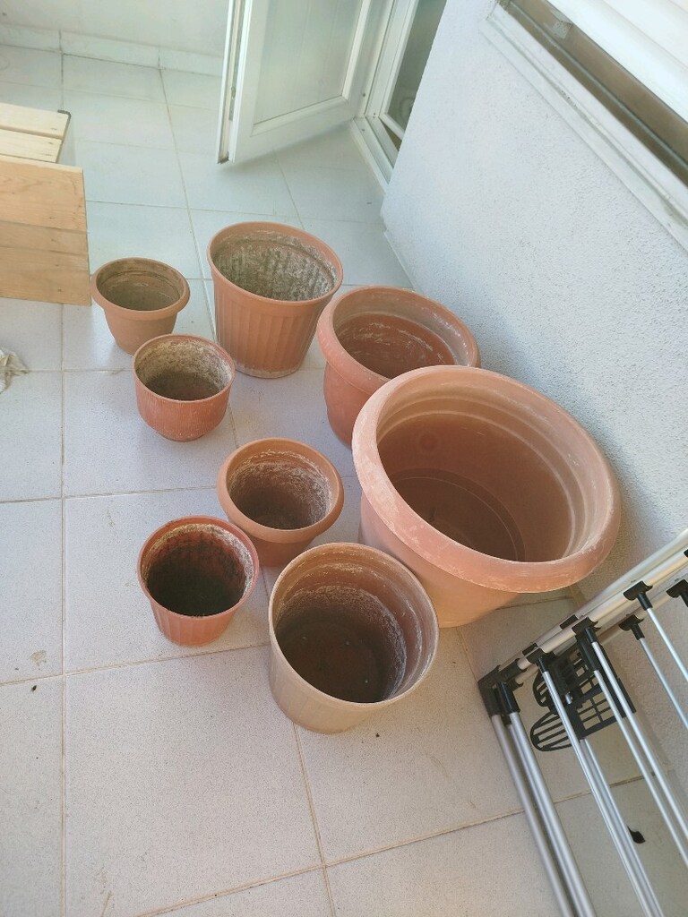 Farklı boyutlarda saksı ve tabaklar. Büyük boy 1 adet, orta boy 3 adet - 3