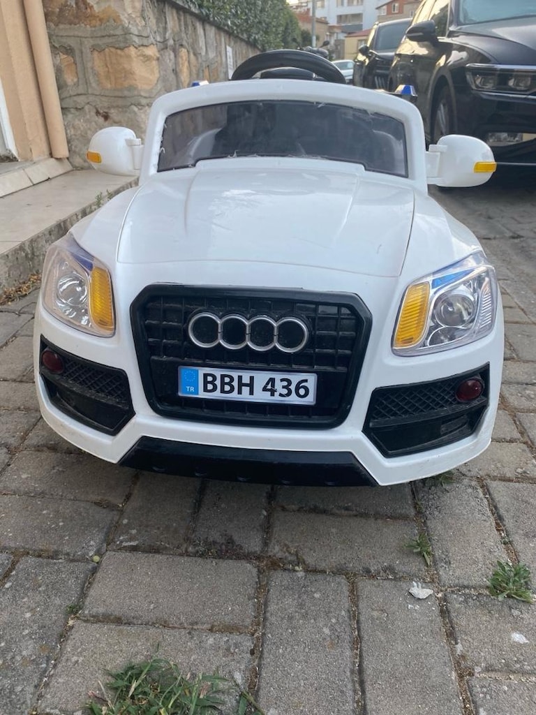 SIFIR AYARINDA TERTEMİZ 12V AUDİ LOGOLU AKÜLÜ ÇOCUK ARABASI
