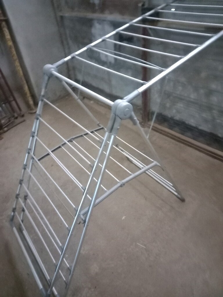 5 adet camasir askılığı, biri normal, diğerleri aliminyum. - 3