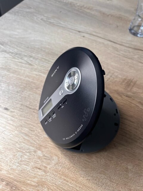 SONY D-NE240 MP3/CD WALKMAN ÇALAR