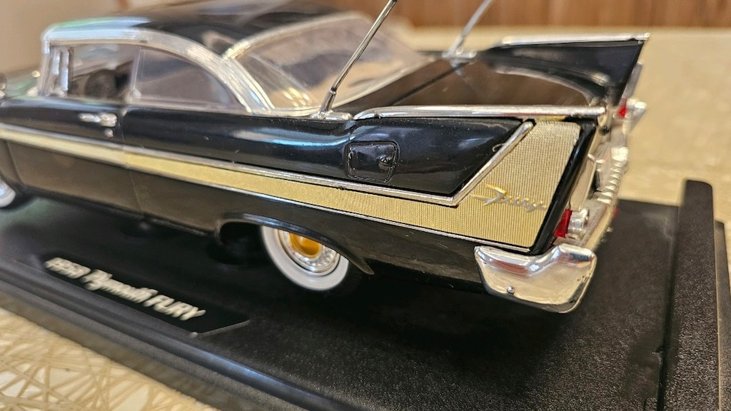 1958 Plymouth Fury Siyah Model Araba – Orijinal Vitrin Ayağıyla 1:18 - 4