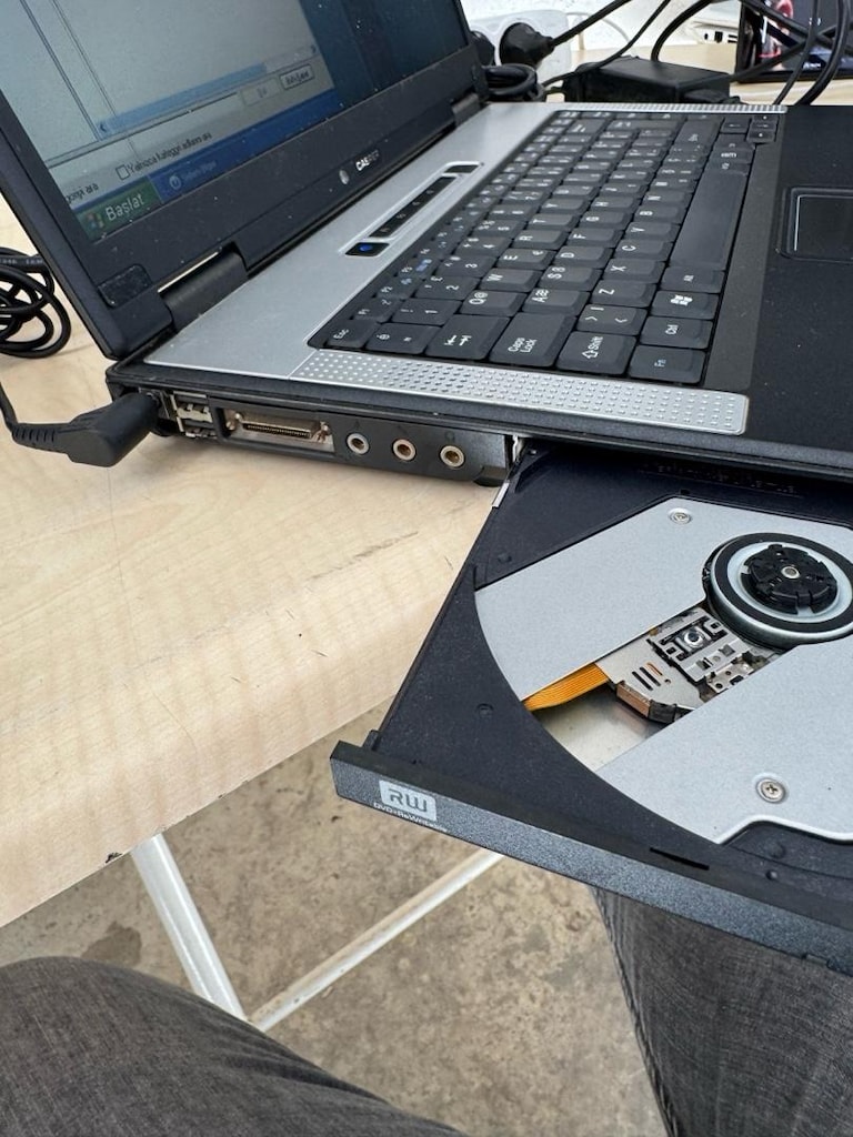 Casper Laptop + Şarj Aleti (15.4 inç / Yedek Parça / Ekran Hasarlı) - 3