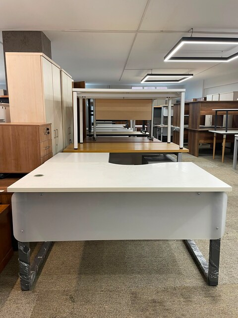KLAS OFİS ÜSKÜDAR 140x80 cm BEYAZ KAVİSLİ ÇALIŞMA MASASI