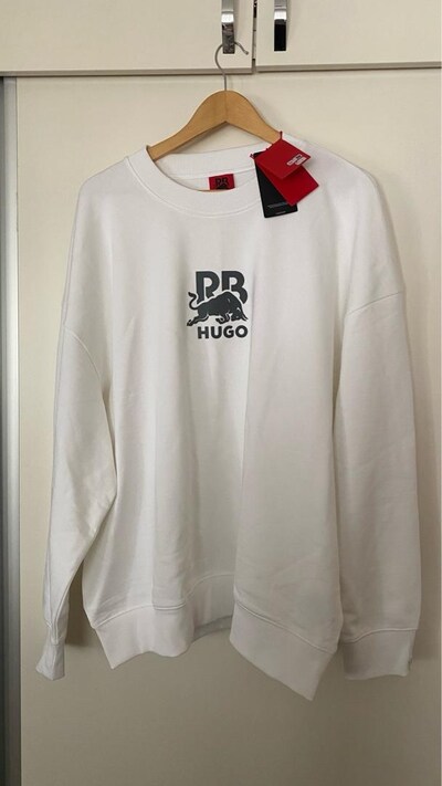 HUGO BOSS Sweatshirt satılıktır.
