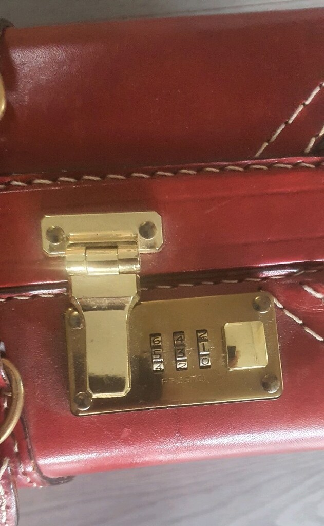Vintage esintili kırmızı renkli deri bir dekoratif/seyahat valizidir. - 8