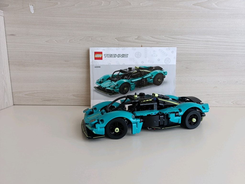 LEGO Technic 42208 - Aston Martin Valkyrie AMR Pro (Kılavuzlu)