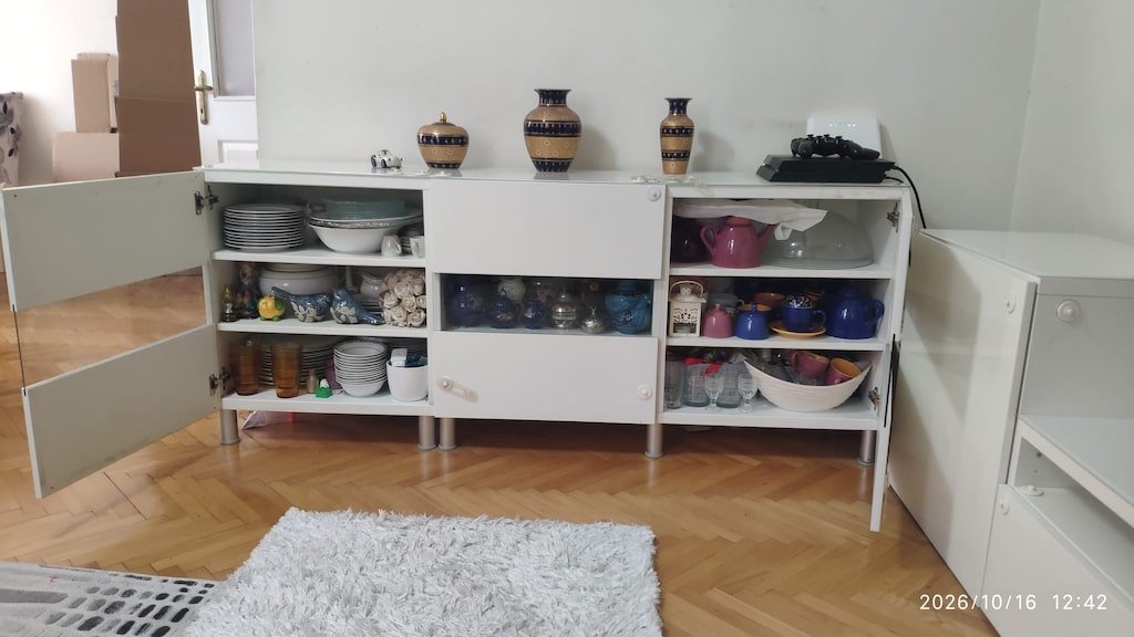 IKEA BESTA Konsol / Büfe - Beyaz Cam Üst Yüzeyli & Vitrinli - 2