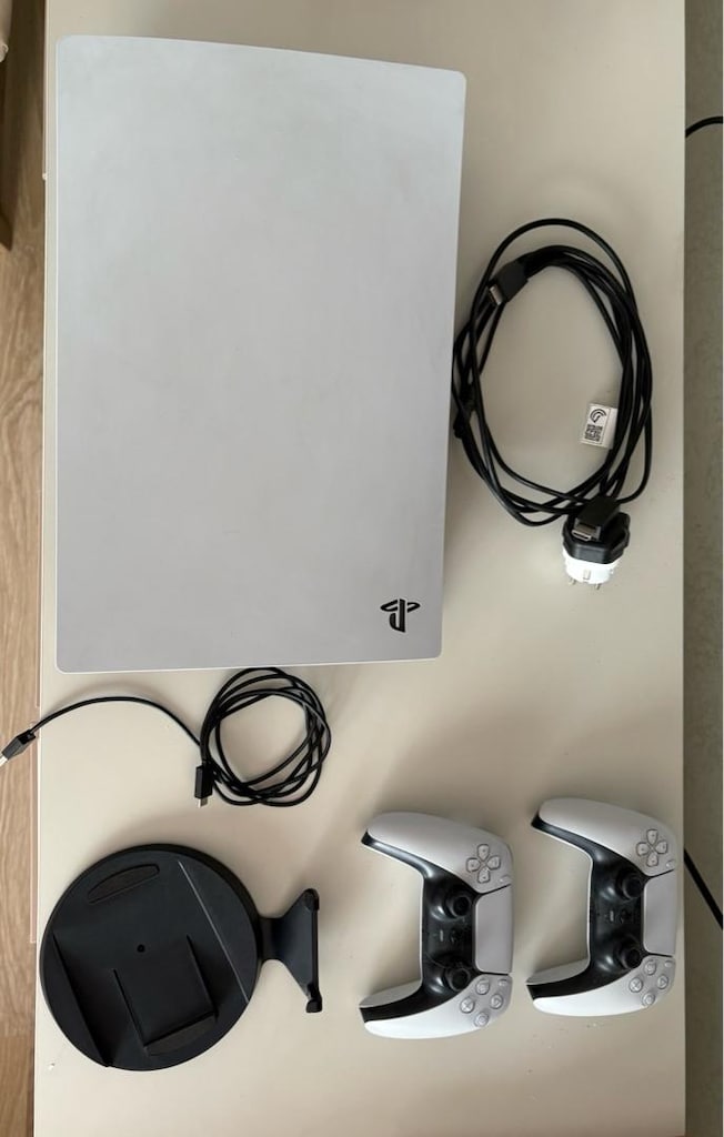 PlayStation 5 ve Logitech G29 Driving Force direksiyon seti. - 2