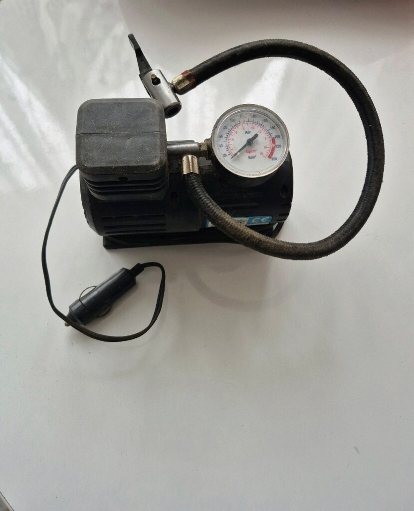 Araç Kompresörü 12 V, siyah taşınabilir kompresör. Araç lastiklerini v - 3