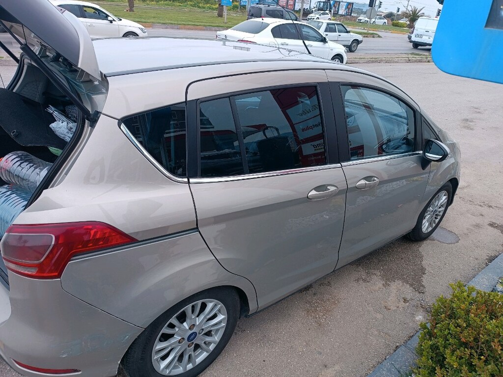 2012 model Ford b max titanyum modeldir - 2