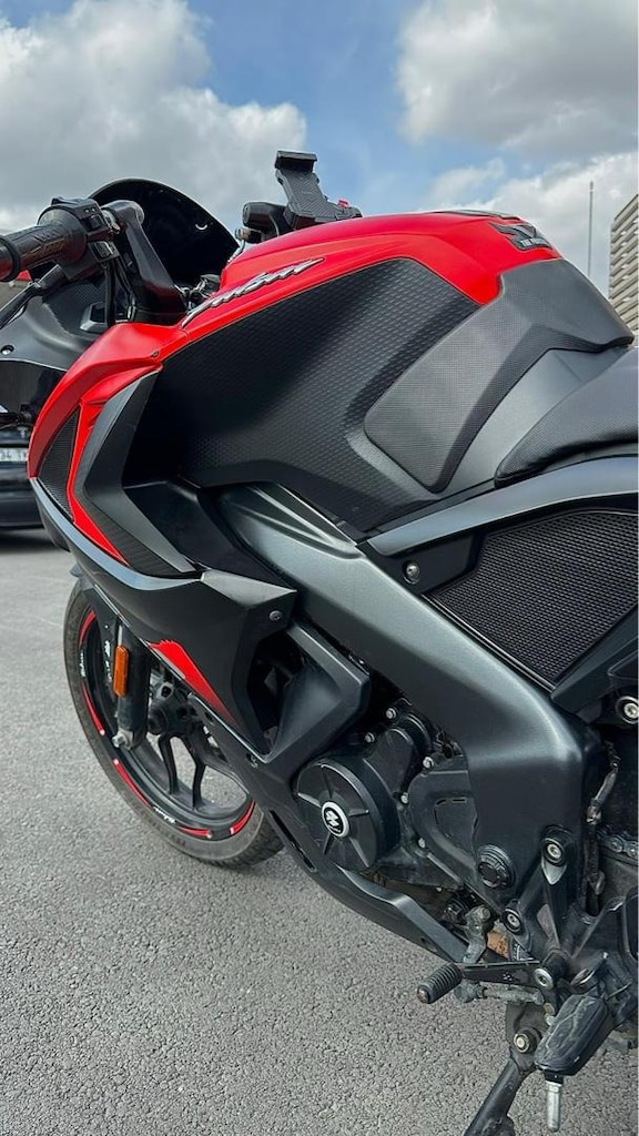 BAJAJ RS 200 - 9