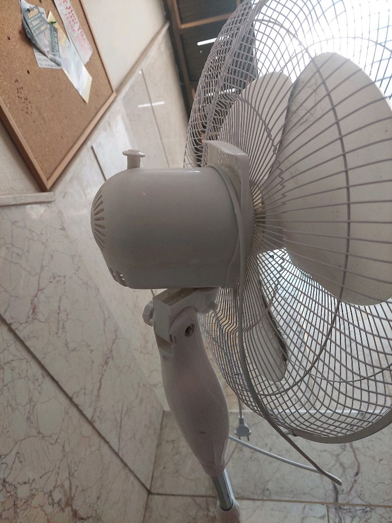 Ayaklı vantilatör. Arızalı, muhtemelen termik sigortası yanmıştır. - 4