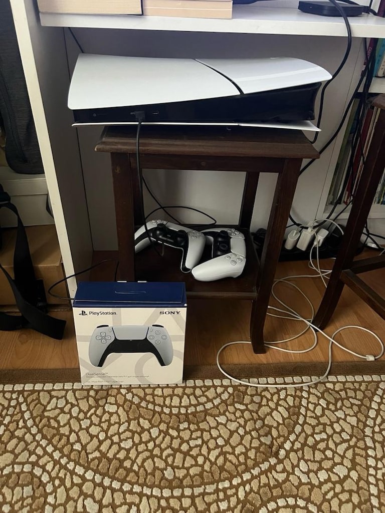 SATILIK PLAYSTATION 5 SLIM DIGITAL + 2 KOL + ŞARJ İSTASYONU - 6