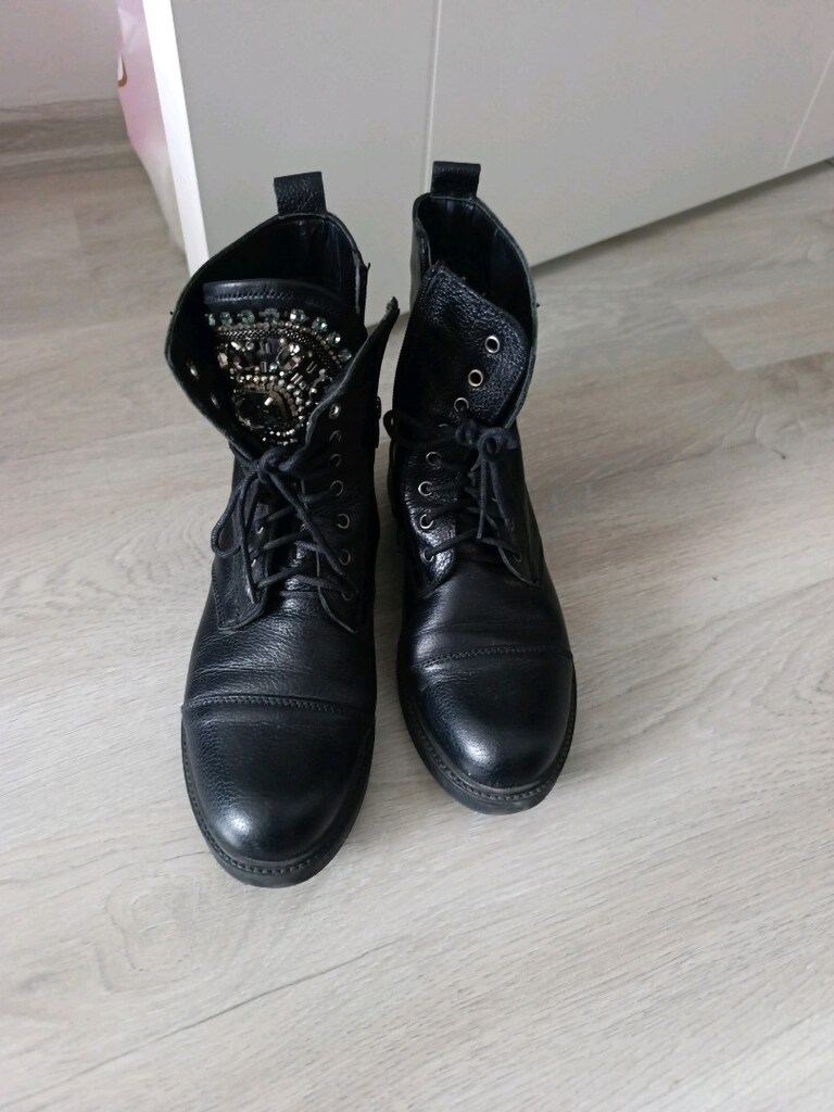 elle markasına ait deri bot