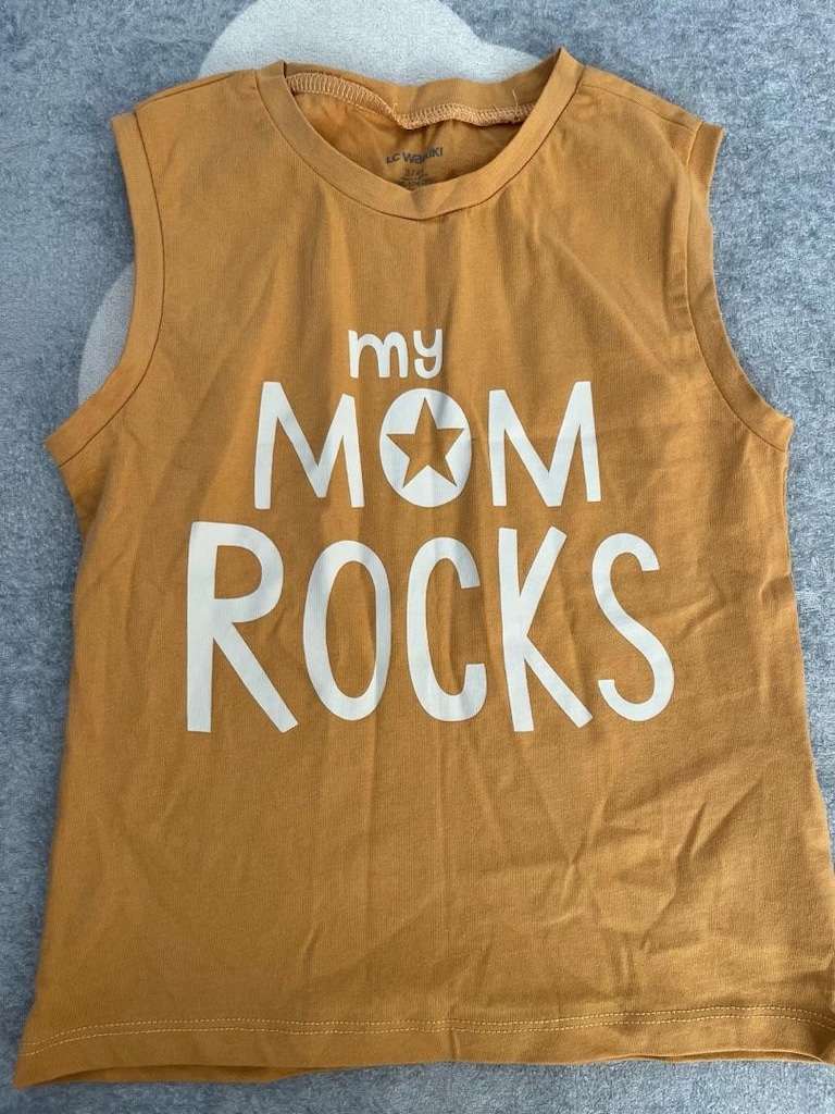LC Waikiki hardal rengi, My Mom Rocks yazılı 3-4 yaş kolsuz tişort