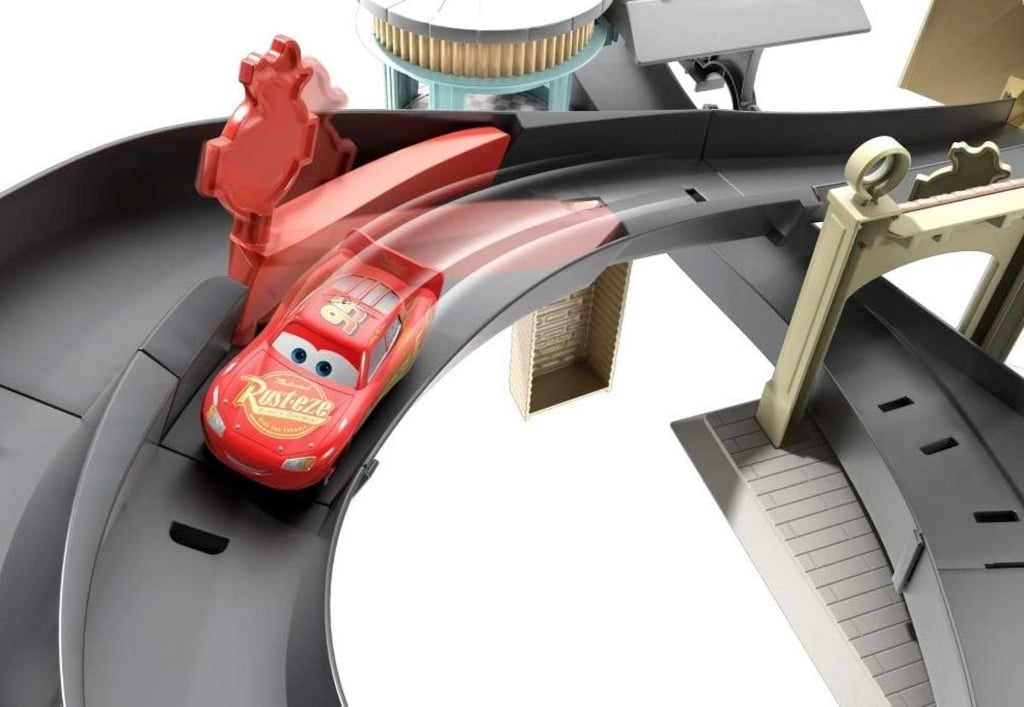 Disney Cars GGL47 Radiator Springs Yarış Seti - 6
