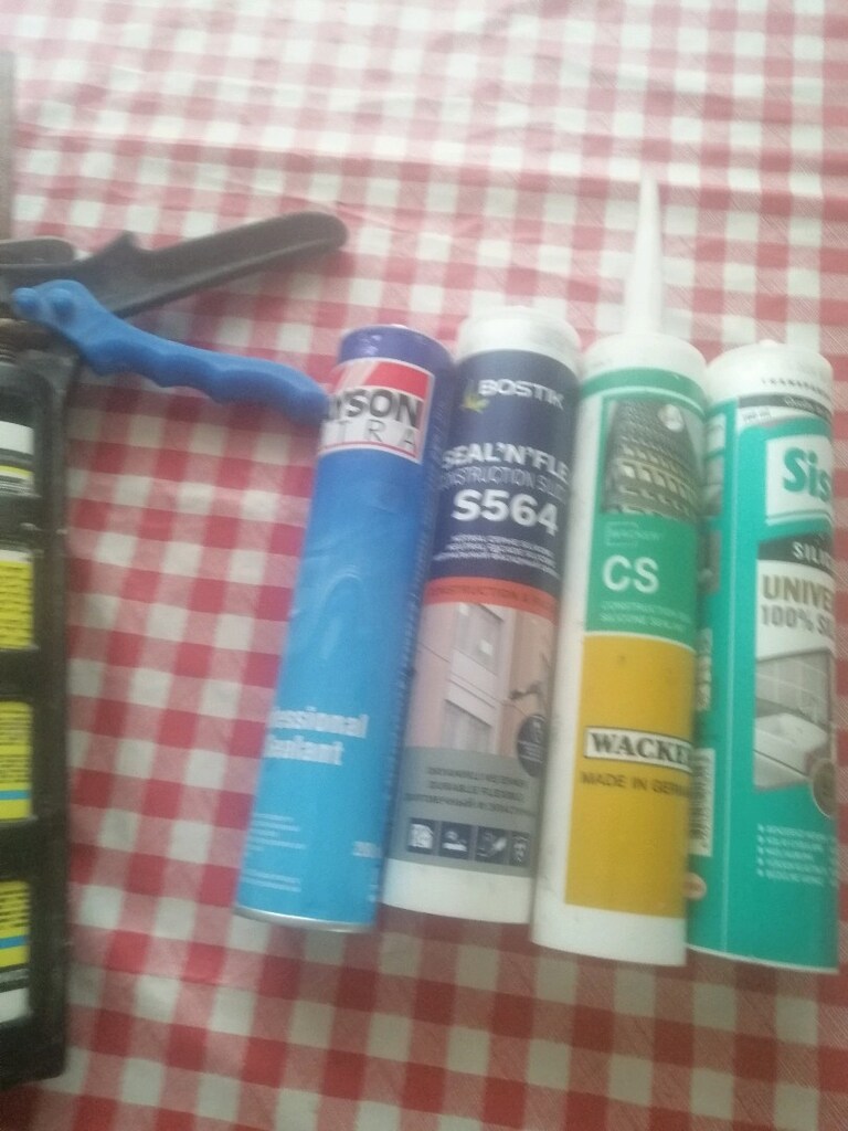 Silikon tabancası ve açılmamış silikonlar. - 6