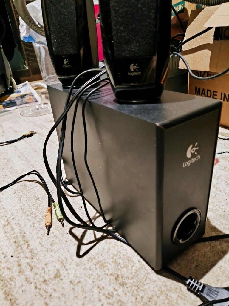 Logitech S-220 model 2.1 hoparlör sisteminin subwoofer ünitesidir. - 6