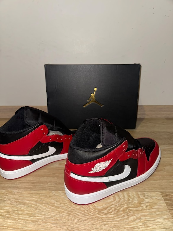 Koleksiyonluk Sıfır Nike Air Jordan 1 Mid (Siyah / Kırmızı / Beyaz) — görsel 3/8