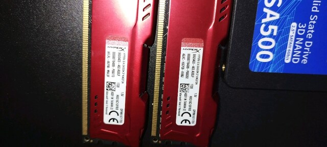 RAM: Kingston HyperX Kırmızı Soğutuculu DDR3