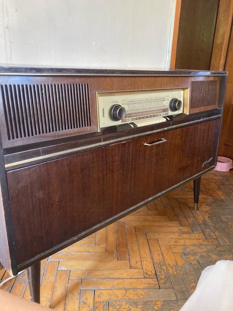 Grundig Mandello salon tipi pikap ve radyolu müzik dolabı