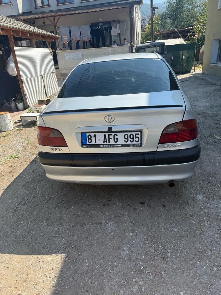 Toyota avensis 2.0 - 5