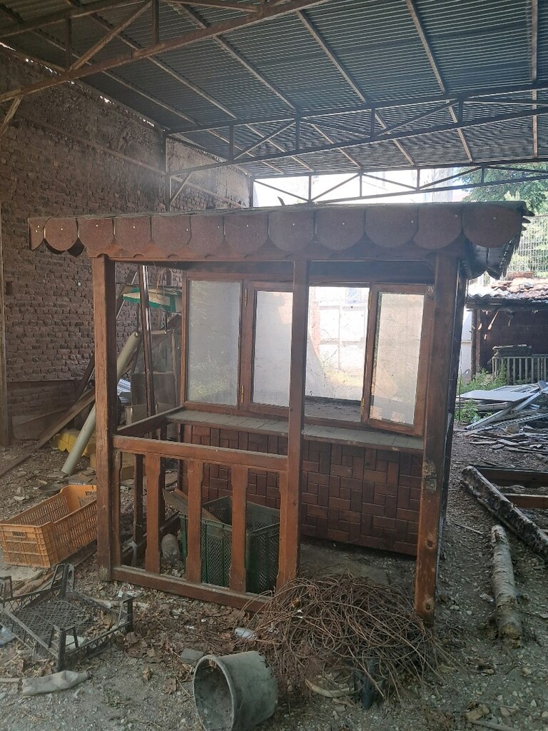 220 cm genişlik x 192 cm yükseklik ölçülerinde ahşap satış büfesi - 3