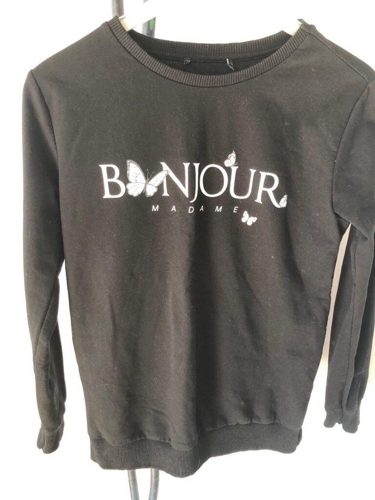 Siyah Sweatshirt. Diğer kıyafetler için ilanlarımıza bakınız