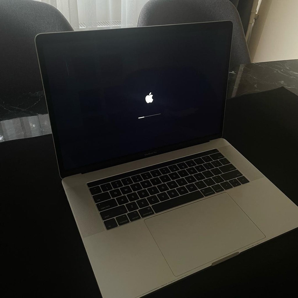 Macbook Pro 15” - 1 TB SSD - 16GB RAM - 3.1 GHZ i7 - 5