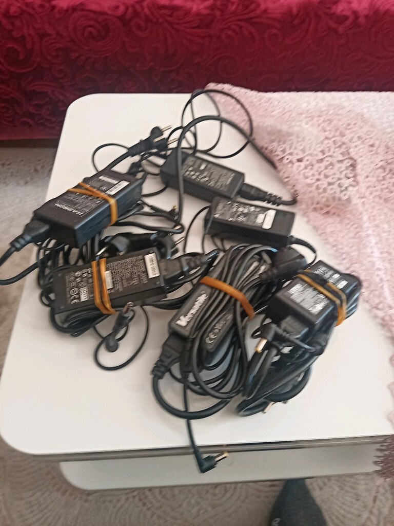 Elimde çeşitli Leptop adaptörleri mevcut fotolarda bakabilirsiniz - 4