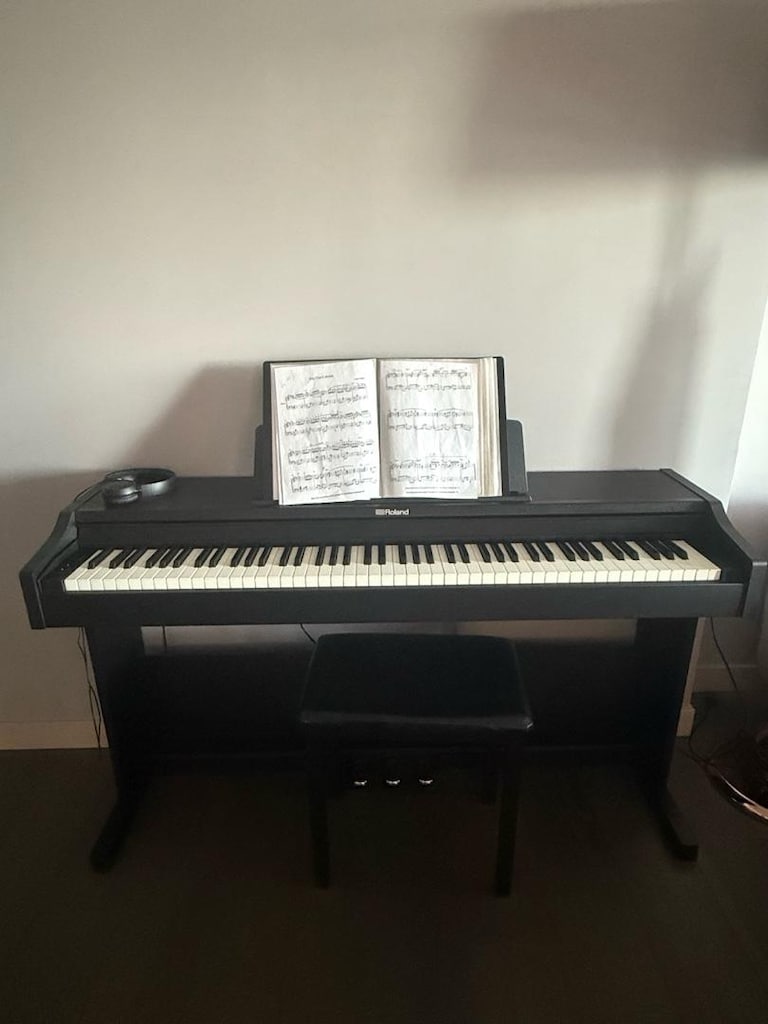 Roland RP102 Dijital Piyano – Çok Temiz – Ev Kullanımı