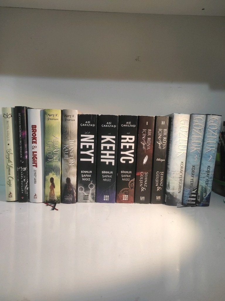 12 adet Wattpad kitap. Broke&Light satıldı