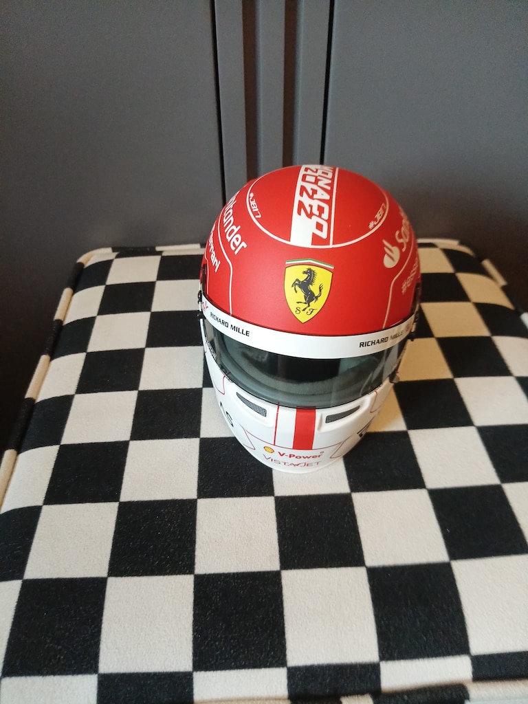 Leclerc 2022 Monaco Ferrari Formula 1 F1 1:2 Model Kask