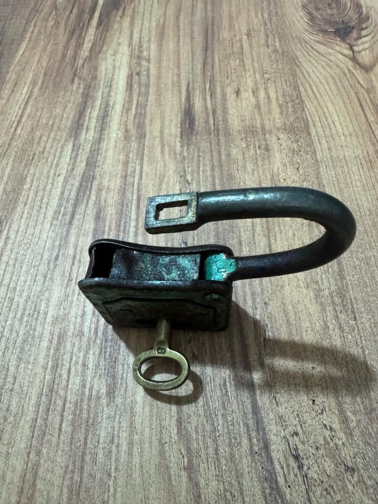 Antika Osmanlı / Doğu Tipi Bronz Gövdeli Kilit ve Anahtarı - 4