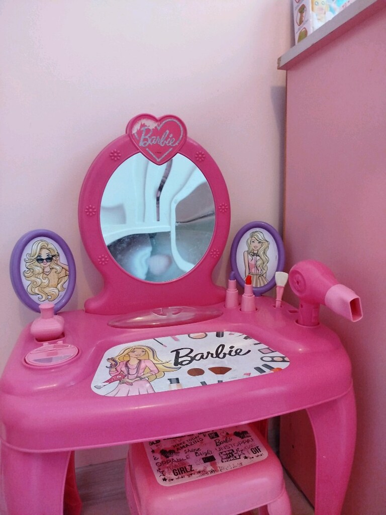 Barbie makyaj masası - 2