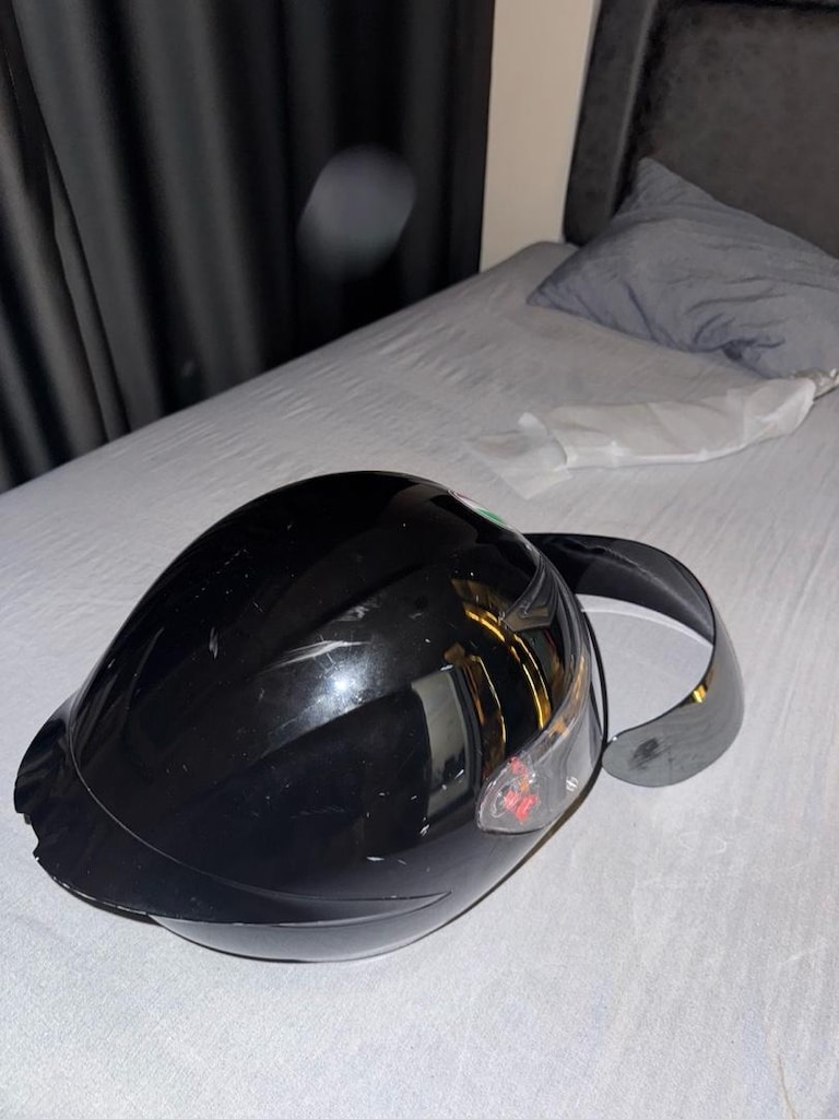 AGV KS1 mono Black ufak deformeleri var satılık temiz - 6