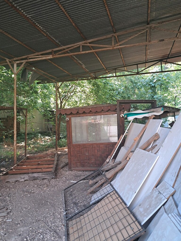 220 cm genişlik x 192 cm yükseklik ölçülerinde ahşap satış büfesi - 8